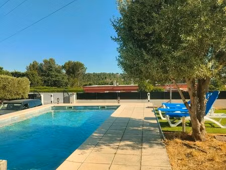 maison individuelle avec piscine et dépendances