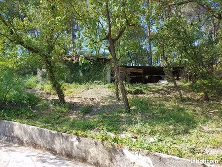 terrain constructible de 967m²