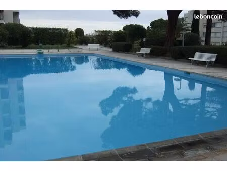 superbe 2 pièces  meublé totalement   garage dans domaine recherché avec gardien et piscin
