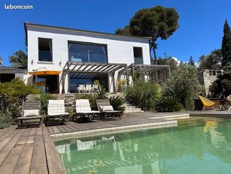 superbe villa t 6 contemporaine  avec piscine  à deux pas des calanques