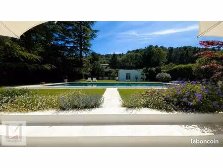 villa type californienne de 160m² avec piscine et dépendance