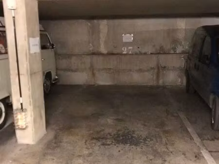 location place de parking en intérieur