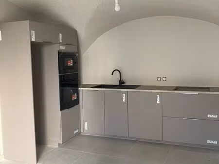 beau t2 rénové avec parking  non-meublé