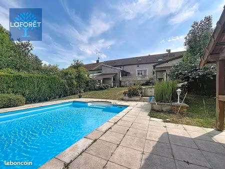 propriété 7 pièces 232 m²