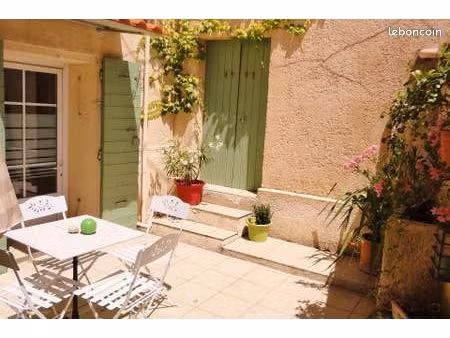 t2 avec patio privé et parking clos