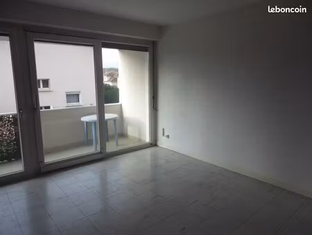 location appartement de deux pièces cuisine non meublé dans une petite résidence calme