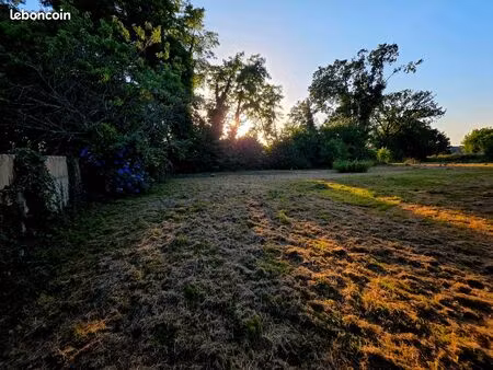 rare à locqueltas – terrain constructible au calme proche vannes