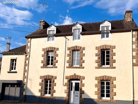 belle maison de 5 chambres et 3 salles de bains avec vue sur l'église et accès privé au ca