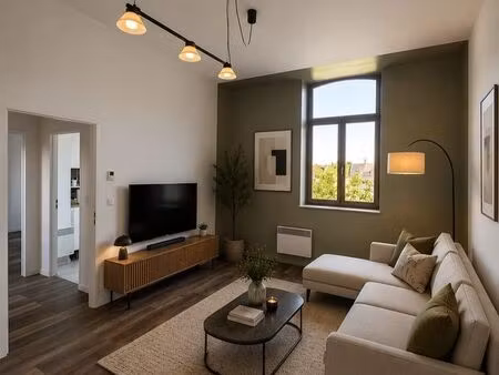 appartement t2 de 43 m² entièrement rénové – parking privatif – cave – résidence récente