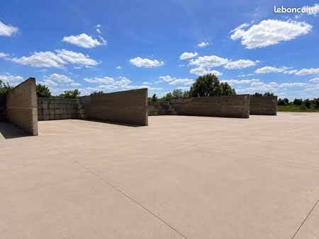 à louer – terrain industriel sécurisé de 10 000 m² – stockage extérieur – à partir de 2.4 