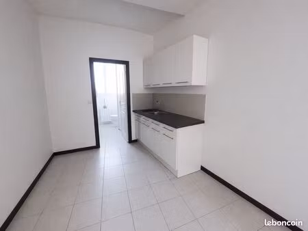location local paramédical 24 m2 meslan centre