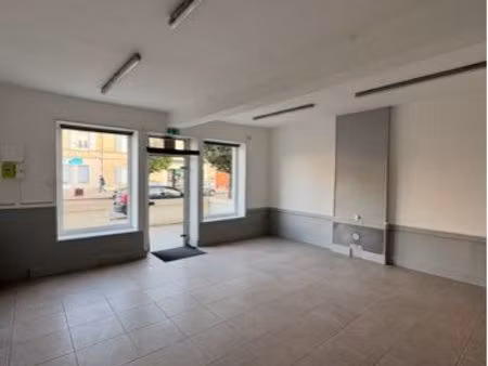 à louer – local professionnel de 36 m² entièrement rénové en hypercentre de guérigny