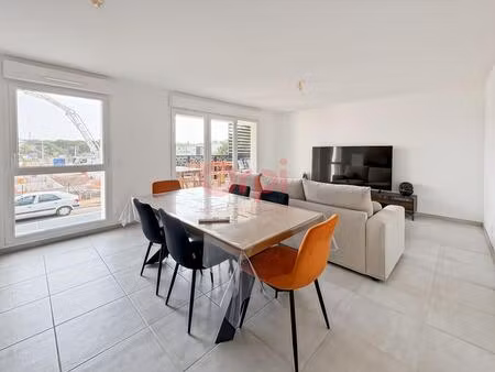 t3 meublé neuf - terrasse et parking double