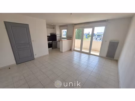 t3 + terasse + parking - quartier pres d + d'arenes