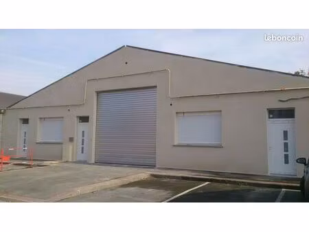 ensemble immobilier  entrepôt et bureaux  700m2