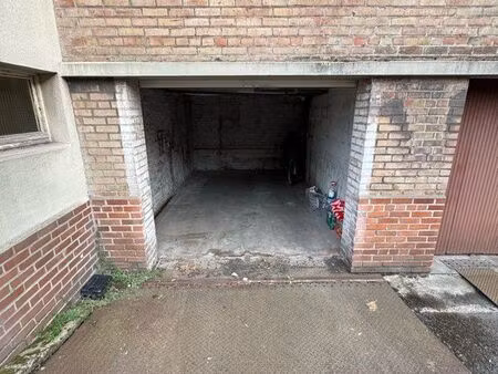 garage fermé dans un parking privé