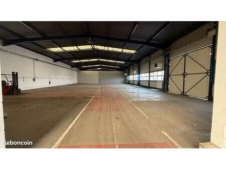 local stockage 700m2 avec parking
