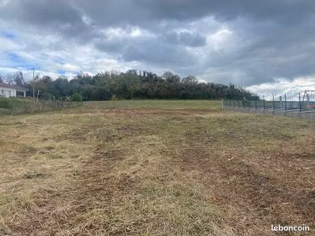 terrain 1390 m² luzillat