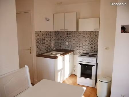 t2 meublé  lumineux  au 3ème étage d'un immeuble sans vis-à-vis