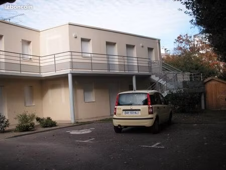 studio 20 m2 accès université  parking