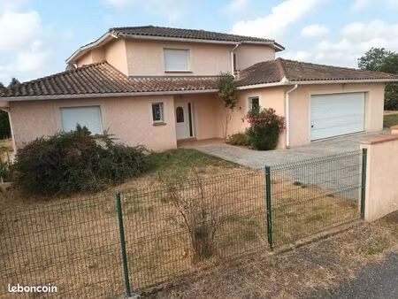 villat6 de 205 m2 habitables avec piscine