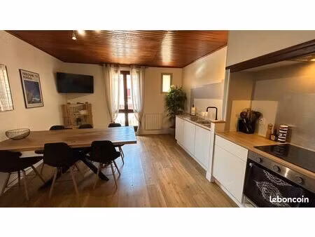 charmante maison de village  rénovée  de 77 m² habitables  avec garage  buanderie et toitu