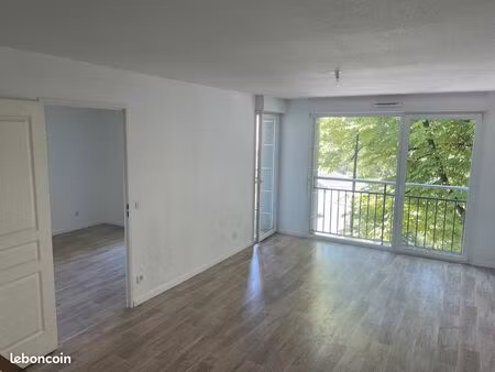 t2 45 m² avec terrasse + parking