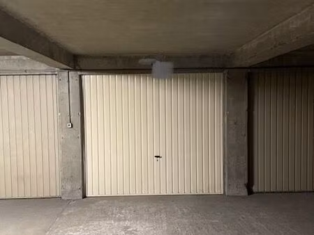 1 garage box fermé 22000  2 avenue roberto rossellini proche parc tête d'or  libre de suit