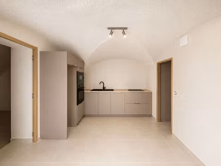 eyguieres- appartement t2- 37.89m2 - place de parking - coeur du village