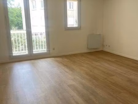 studio a louer au 1er