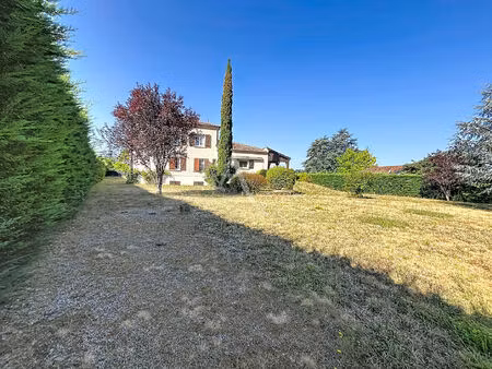 maison plain pied de 229 m² avec 5 chambres  sous-sol complet  double garage et jardin clo