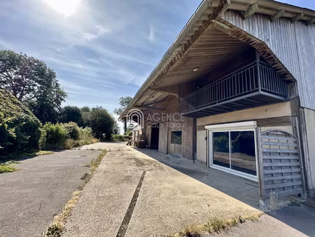 bien atypique avec habitation et bâtiment agricole sur 2 07