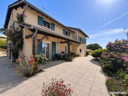 maison 8 pièces 144 m²