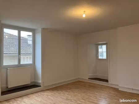 particulier loue grand appartement entièrement rénové dans une maison ancienne du bourg à 