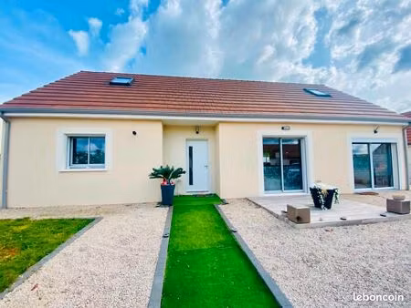 maison contemporaine recente avec piscine