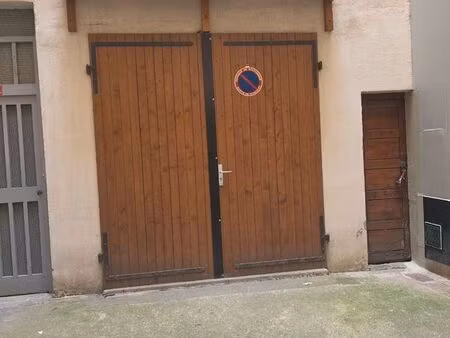 une place moto ou deux places vélos dans garage fermé