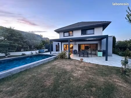 maison individuelle avec piscine