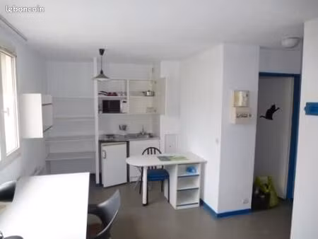 studio étudiant (quartier carré curial) 400 euros
