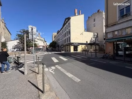 commerce habillement/textile 33 m²