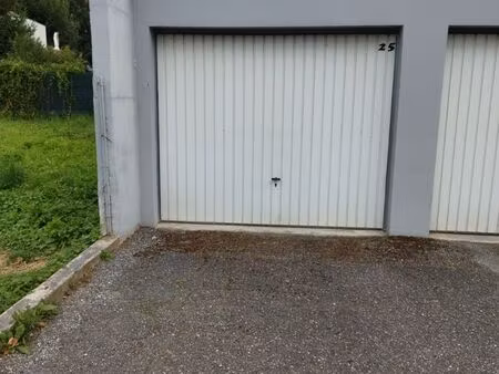 garage en bordure de voie publique avec place de stationnement devant