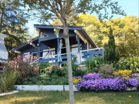 magnifique châlet autonome sur terrain clôturé en bordure de forêt