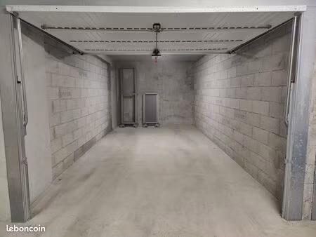 garage box sécurisé en résidence récente au centre du village des gets