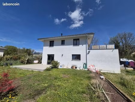 rare-tres belle maison contemporaine avec terrain plat et enrochement paysager