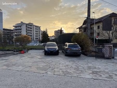 place de stationnement extérieure à louer – proximité immédiate du tramway desservant genè