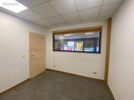 local tertiaire fermé de 11 m² meublé avec bureau
