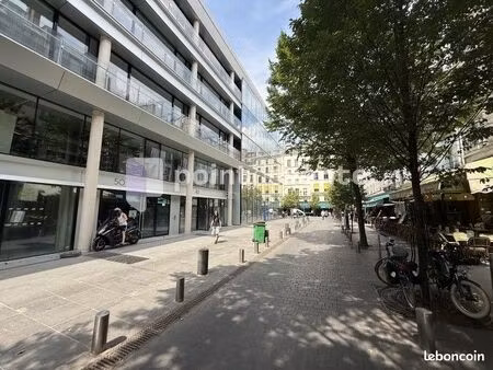 commerce habillement/textile 115 m²