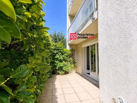 t2 meublé de 48 50 m2 avec terrasse privative et place de parking 91000 évry-courcouronnes