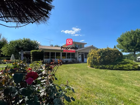 propriété familiale avec piscine chauffée et parc arboré