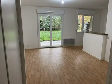 appartement au rez-de-chaussée avec terrasse