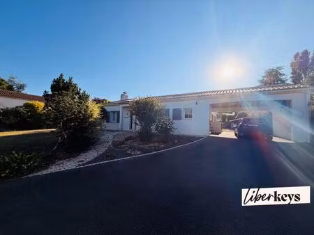 maison familiale de plain-pied avec piscine  double garage et prestations énergétiques de 